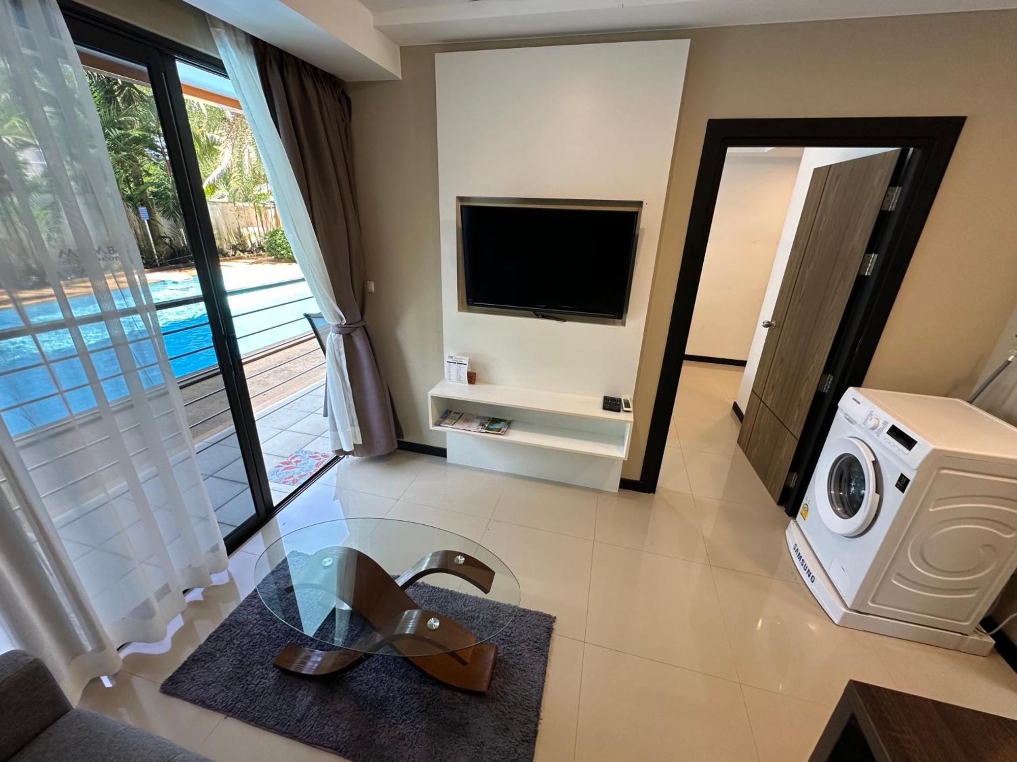 1 - Bedroom Pool Access, 750m To The Apartment *