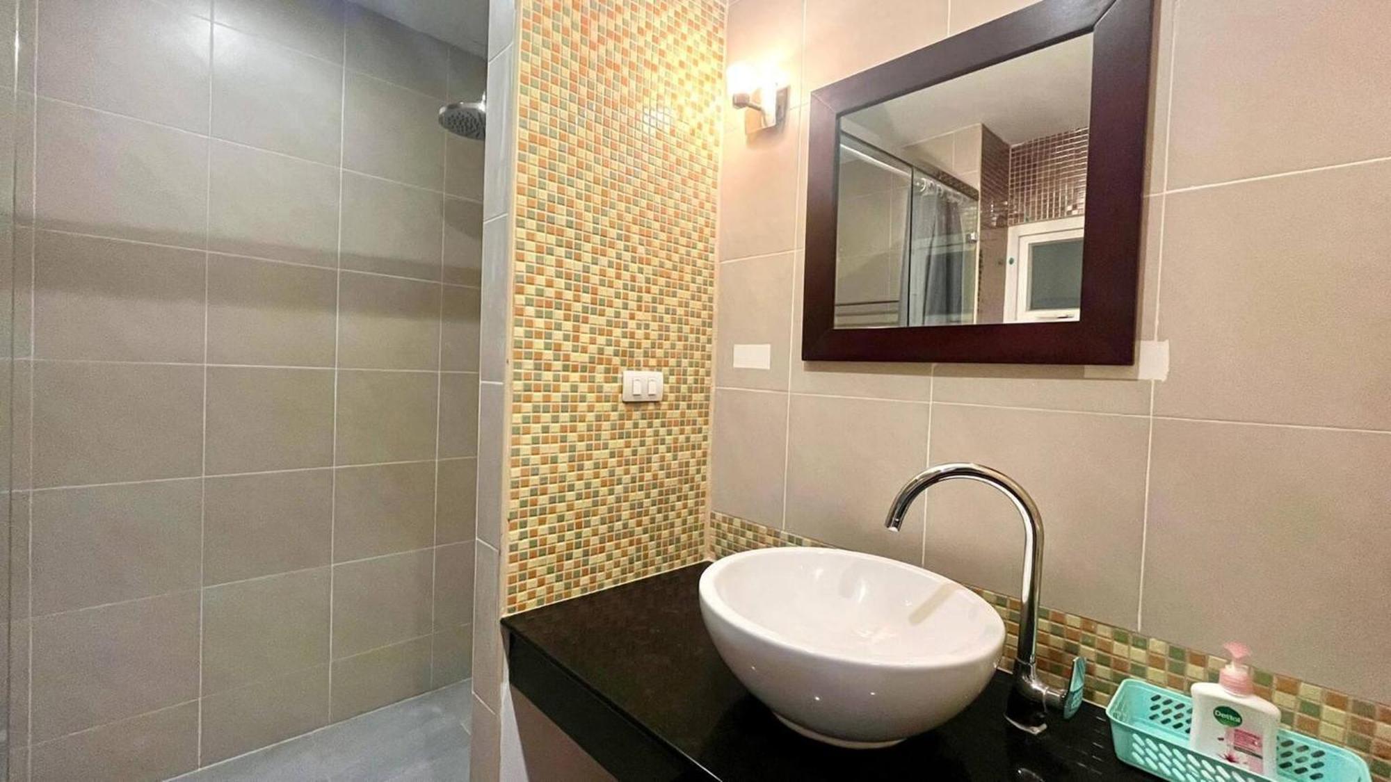 Apartment 6-15 Large 1br 1bath 1 Km Walking To