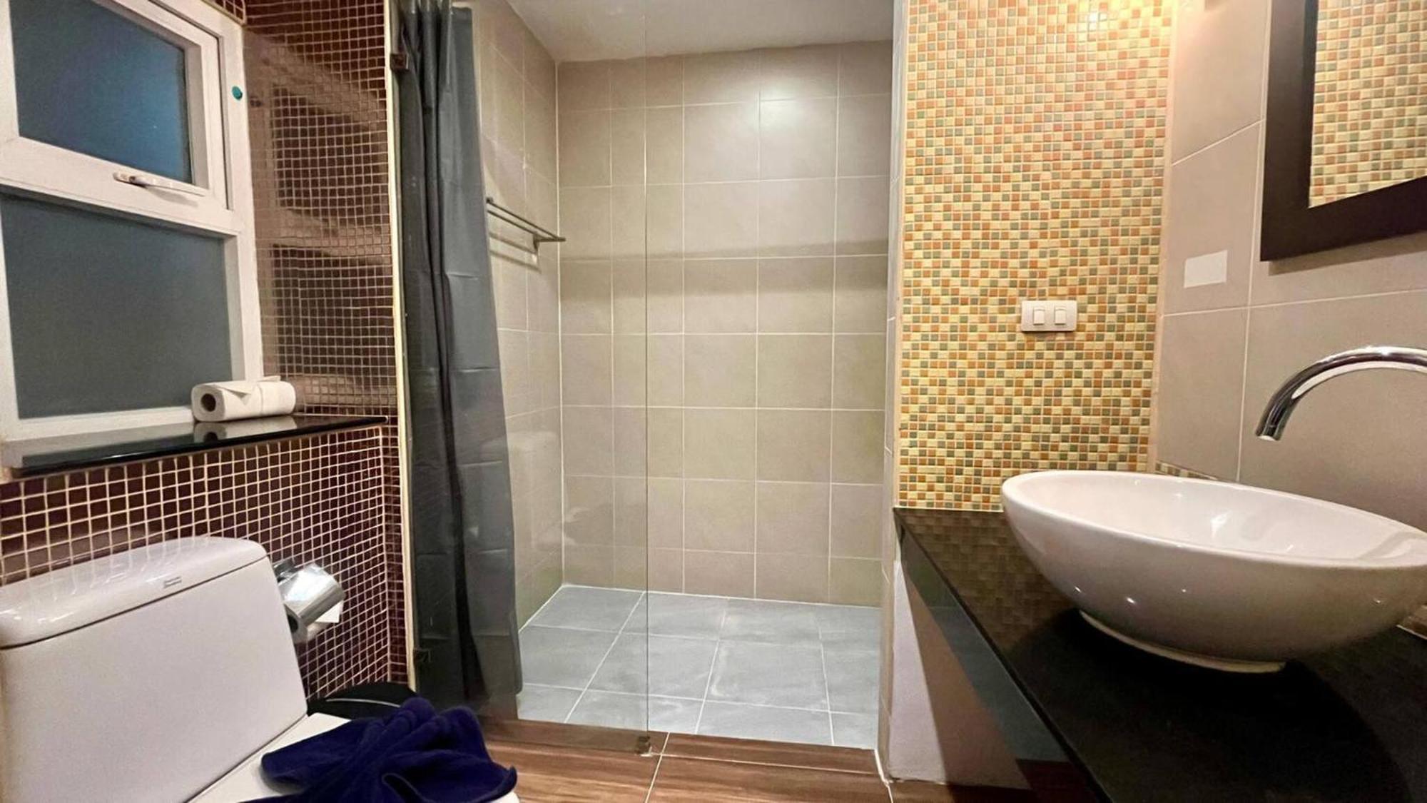 6-15 Large 1br 1bath 1 Km Walking To