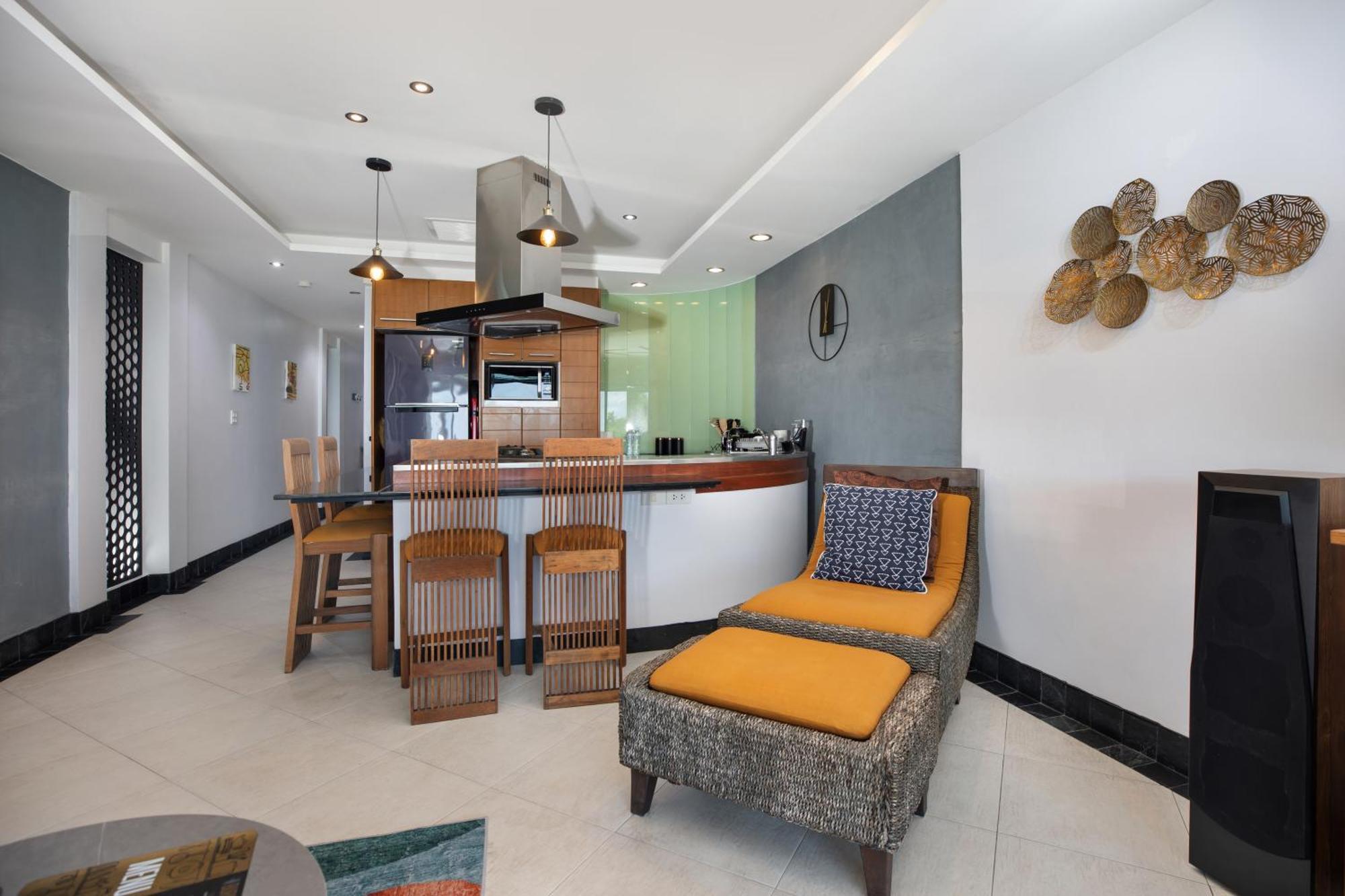 Luxury - Spacious - Exquisitely Furnished - 6min Walk To - 2025 Traveller Award Winner Apartment *