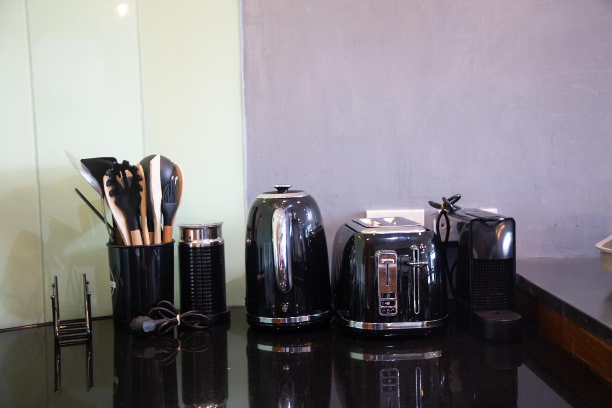 Luxury - Spacious - Exquisitely Furnished - 6min Walk To - 2025 Traveller Award Winner Apartment *