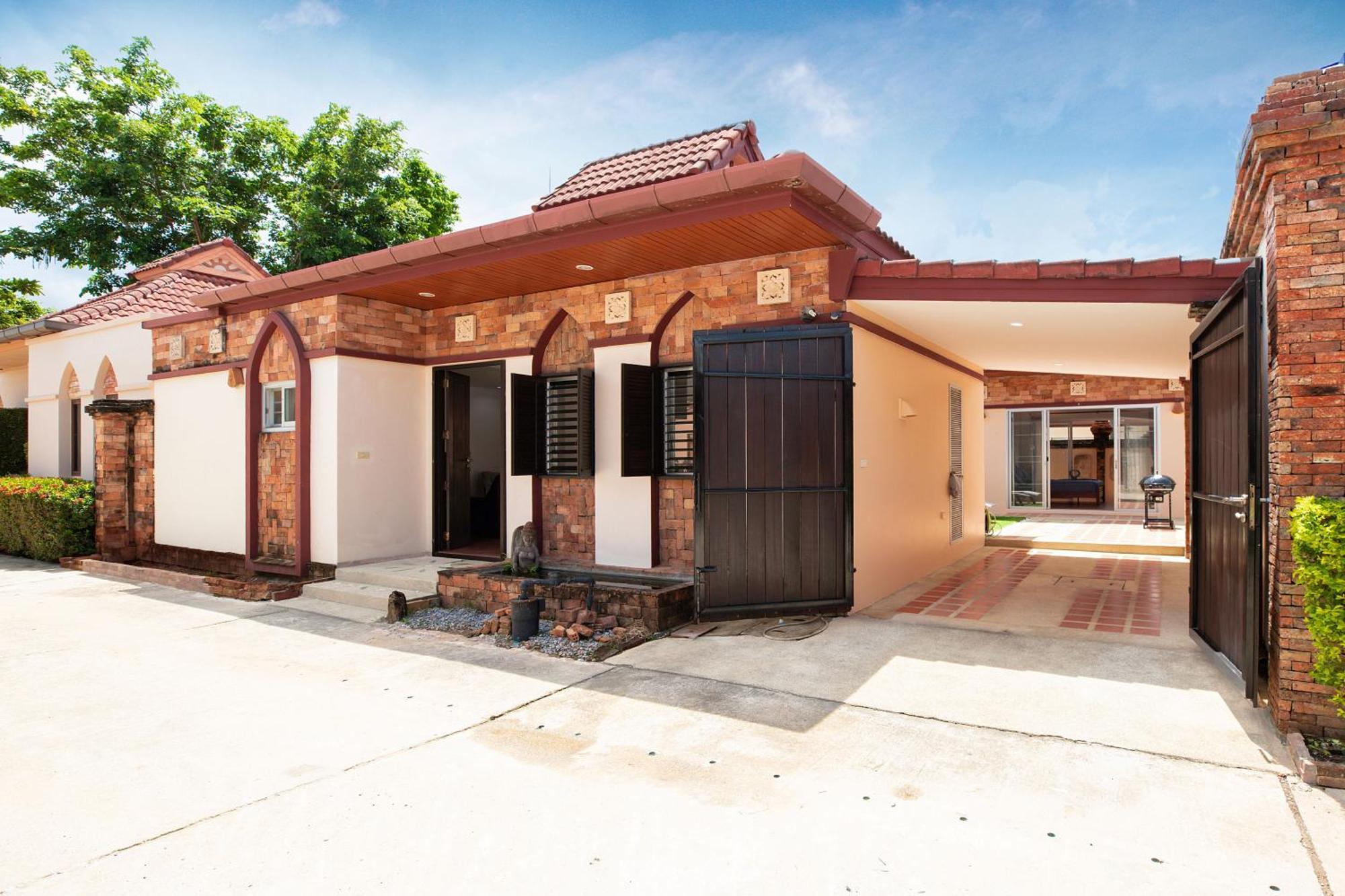 Balinese 3br Pool Freya, Spacious Courtyard, 70 M From Wellbeing & Lifestyle Villa Ban Saiyuan