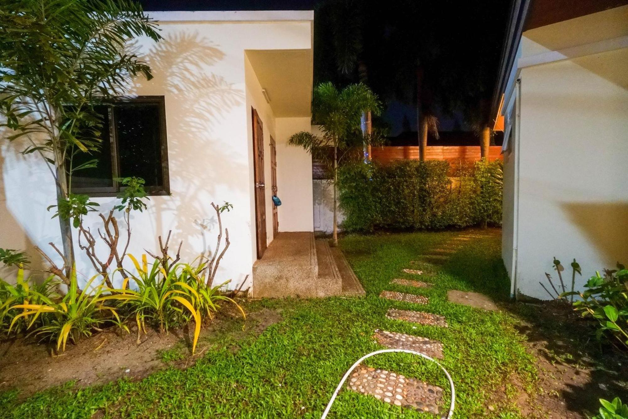 Luxurious Large Size Swimming Pool In Rawai Villa Ban Saiyuan