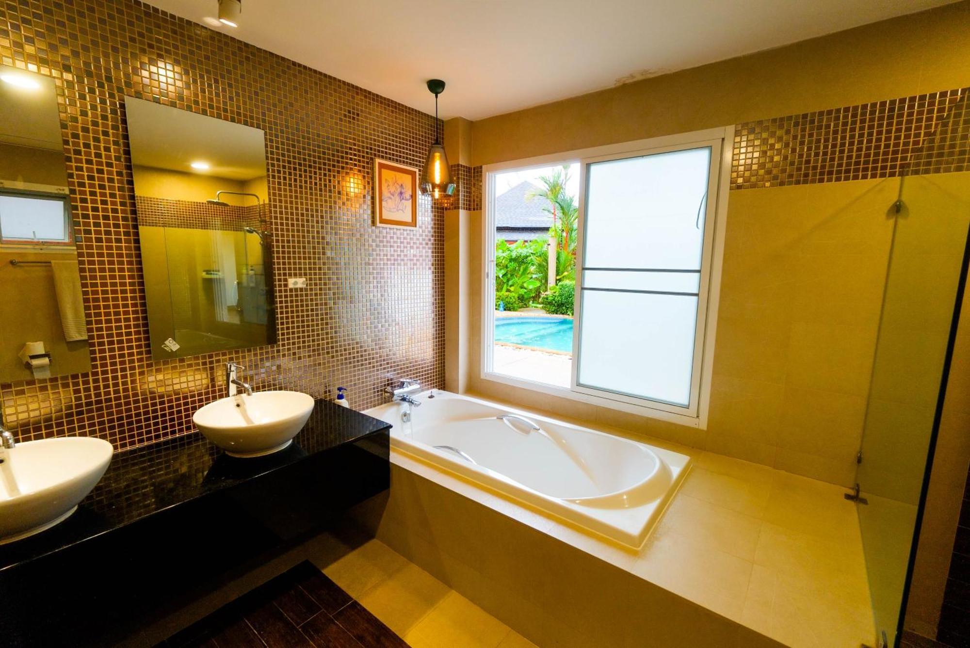 Luxurious Large Size Swimming Pool In Rawai Villa *