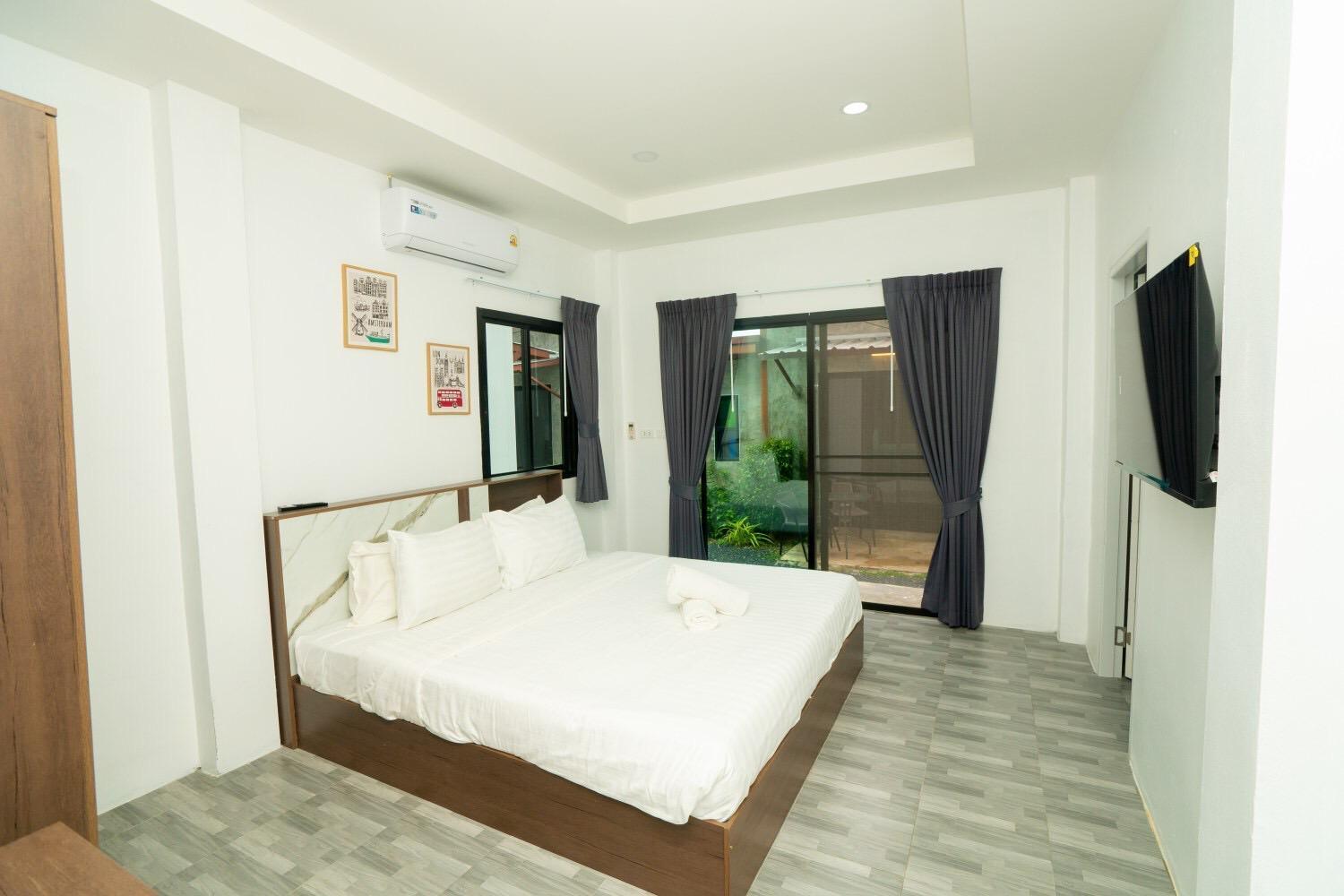 Apartment Lovely 2 Bed Share Pool Near