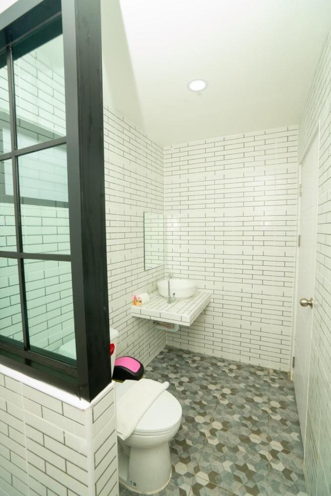 Apartment Lovely 2 Bed Share Pool Near