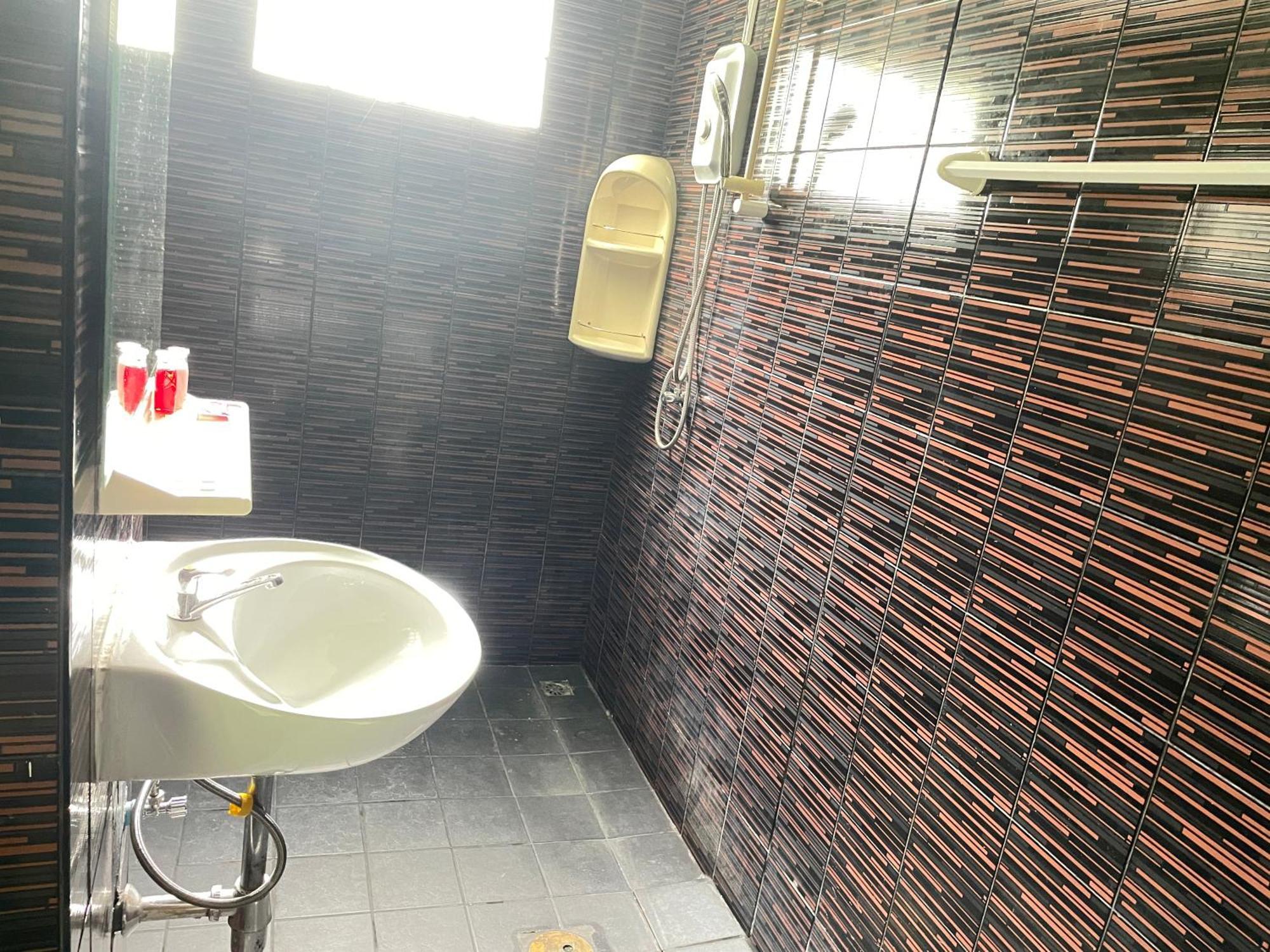 Phuket Plan B House Homestay *