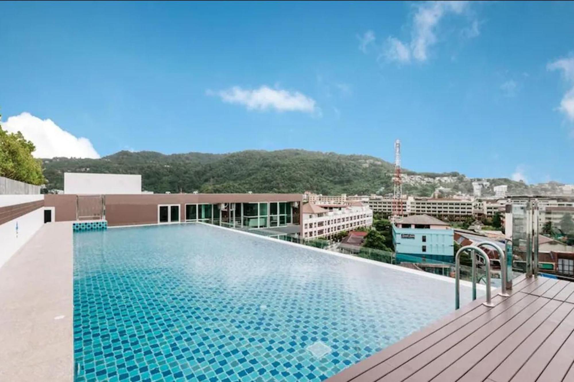Apartment Life & Surf Thrills, At 8-132 In Ozone