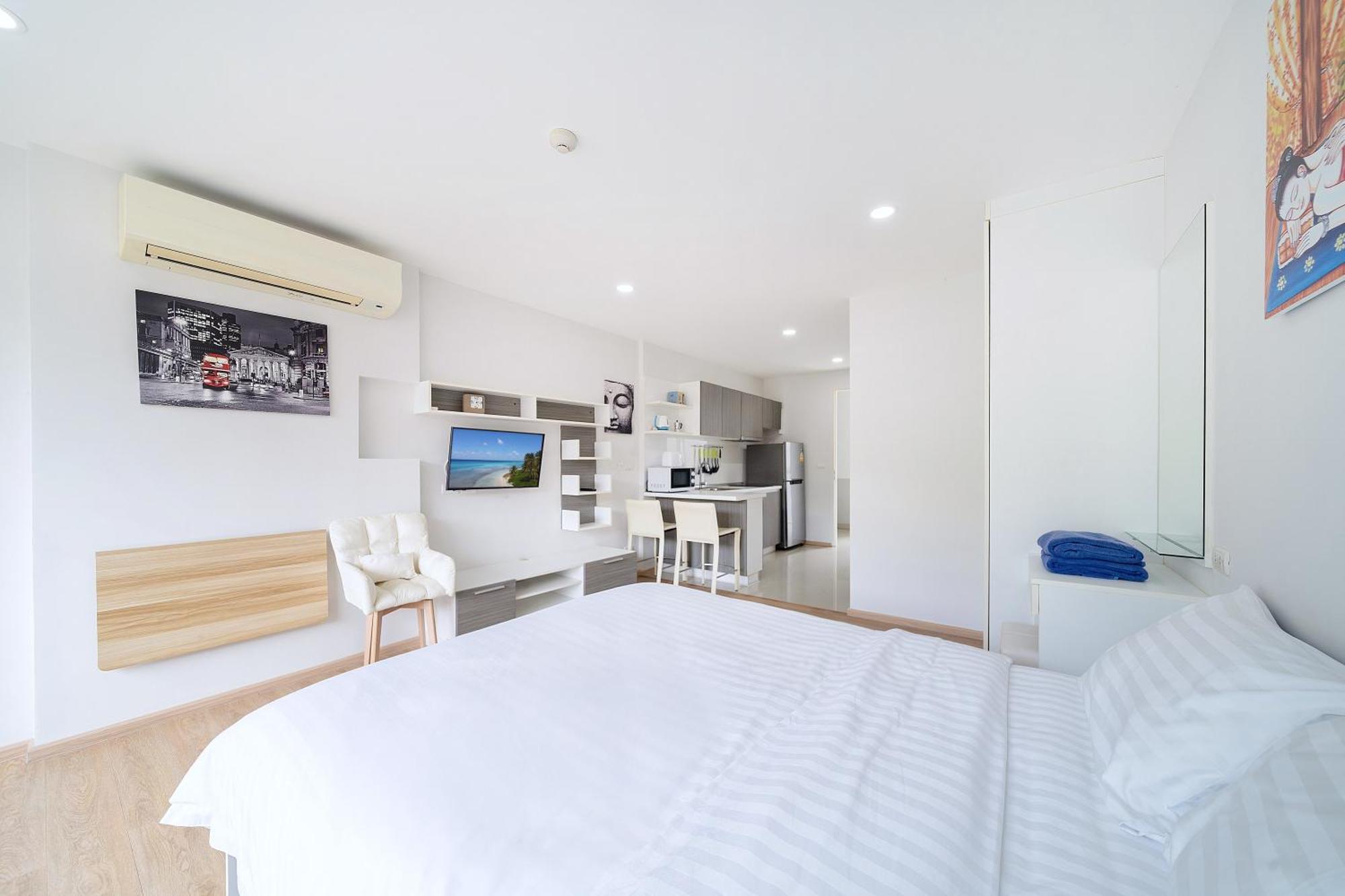 Apartment Life & Surf Thrills, At 8-132 In Ozone *