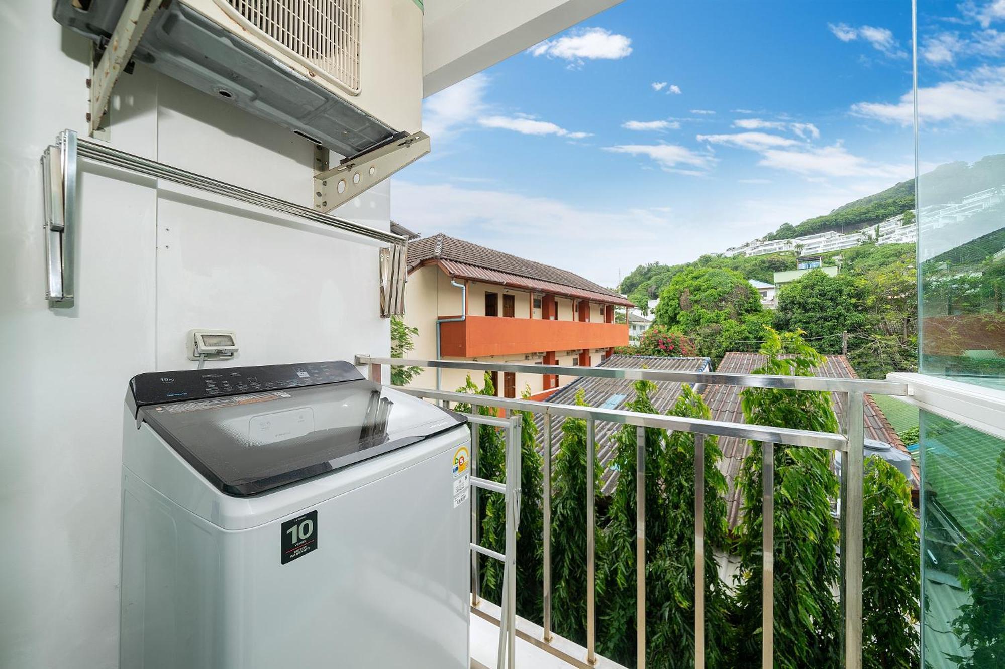 Apartment Life & Surf Thrills, At 8-132 In Ozone