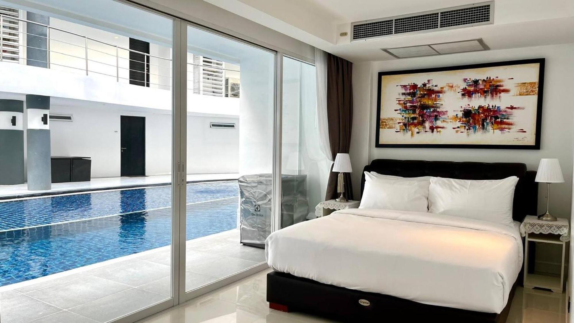 B12a Pool Access Partial Seaview 2brs 1bath Karon