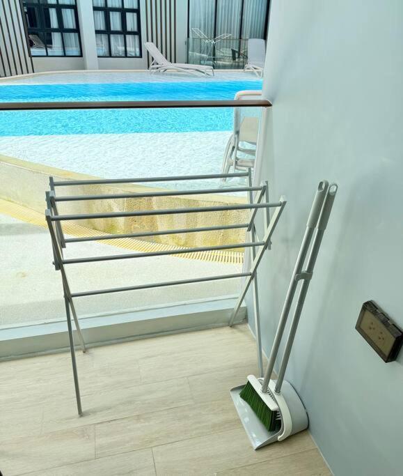 Poolside 1 Bedroom, 10 Mins Walk To Apartment *