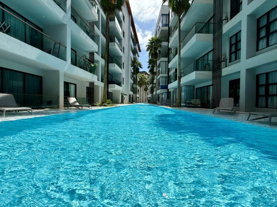 Poolside 1 Bedroom, 10 Mins Walk To *