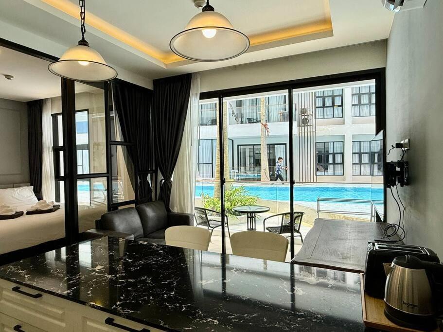 Poolside 1 Bedroom, 10 Mins Walk To *