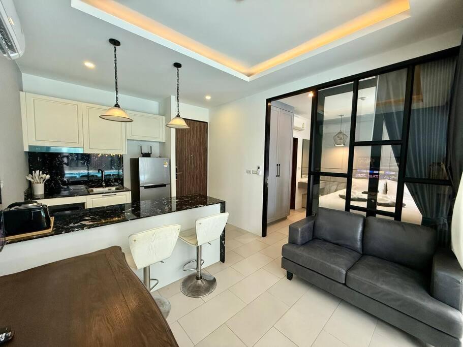 Apartment Poolside 1 Bedroom, 10 Mins Walk To