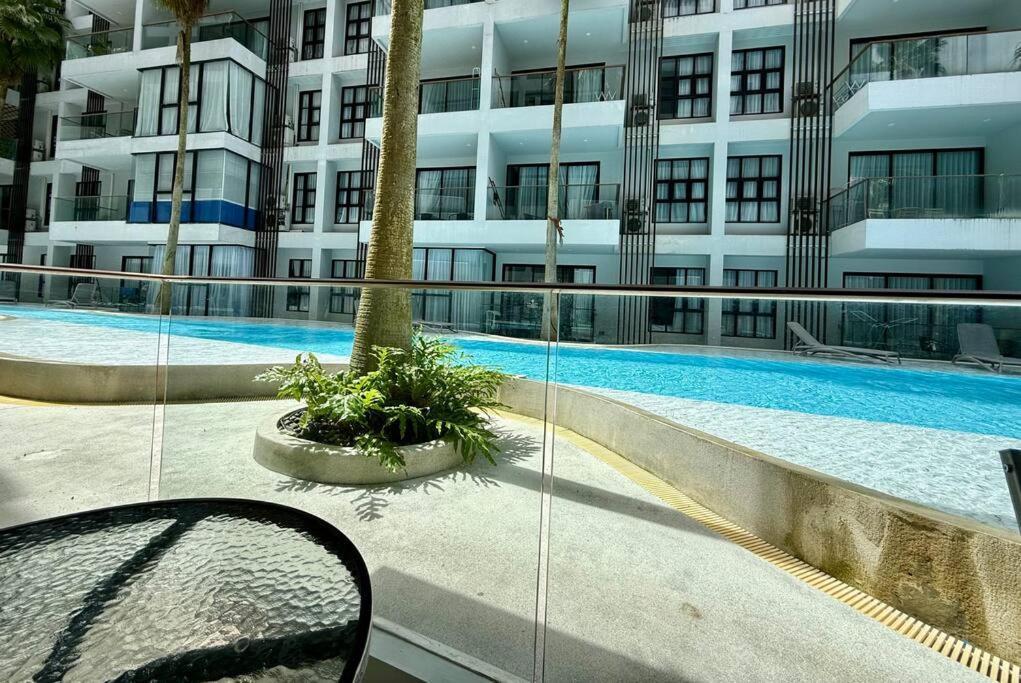 Poolside 1 Bedroom, 10 Mins Walk To Apartment *
