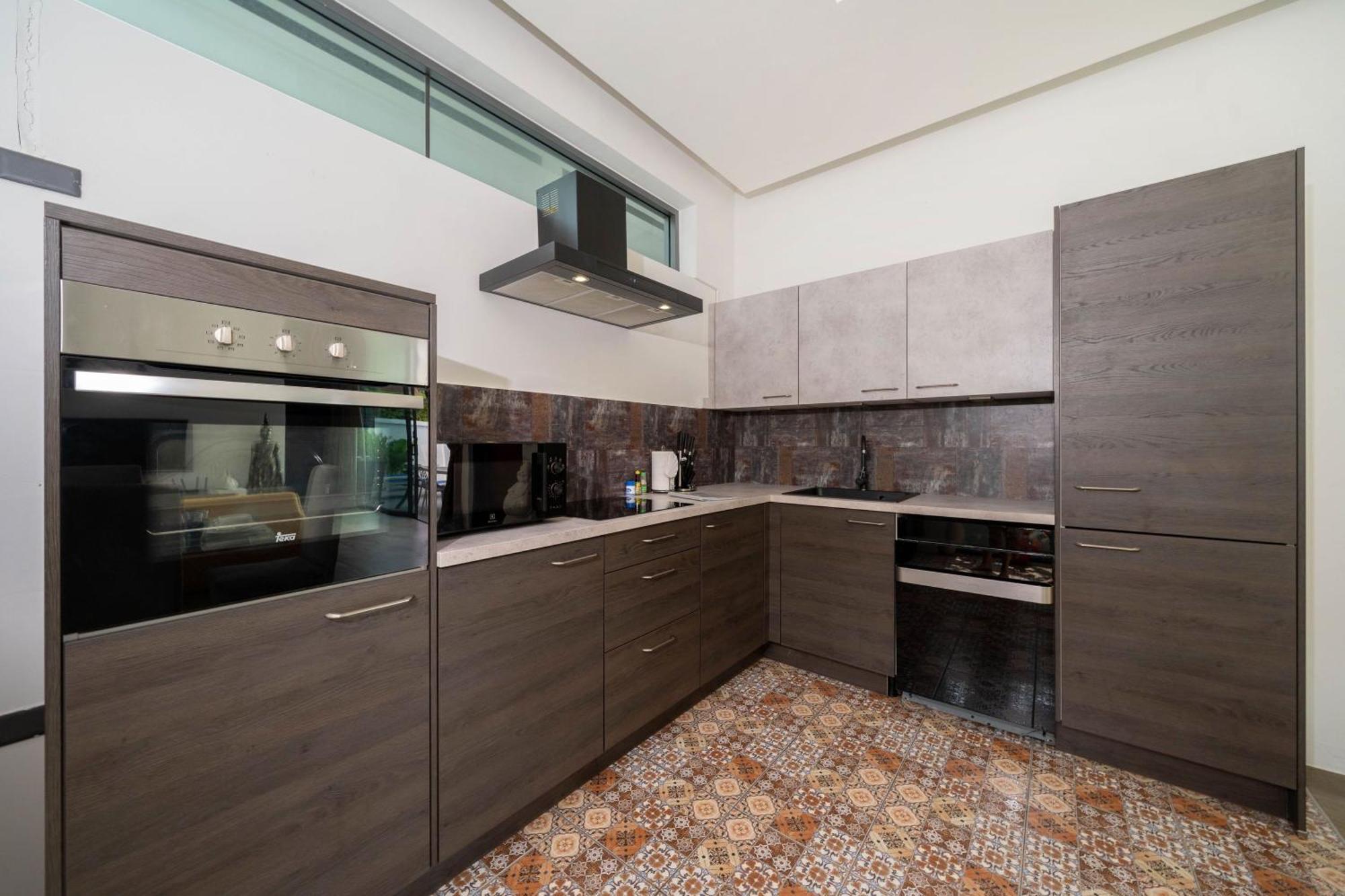 Tropical Bliss, Magnificent 2br Isawan With Saltwater Pool, Rawai Villa Ban Saiyuan