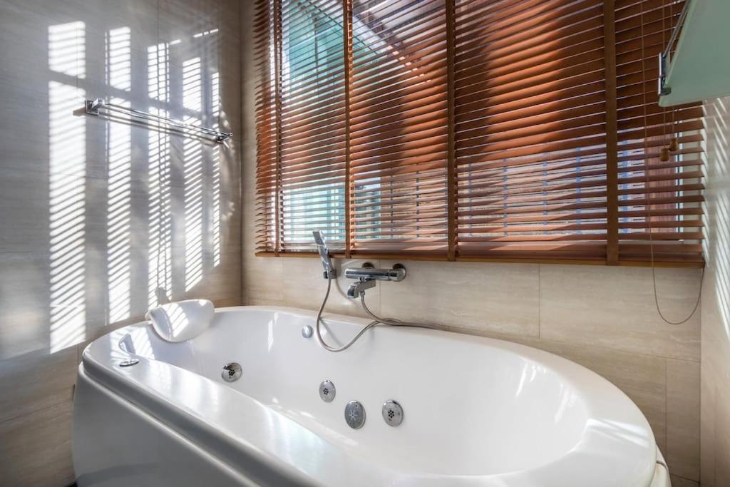 Villa Charming 2-bedroom Pool