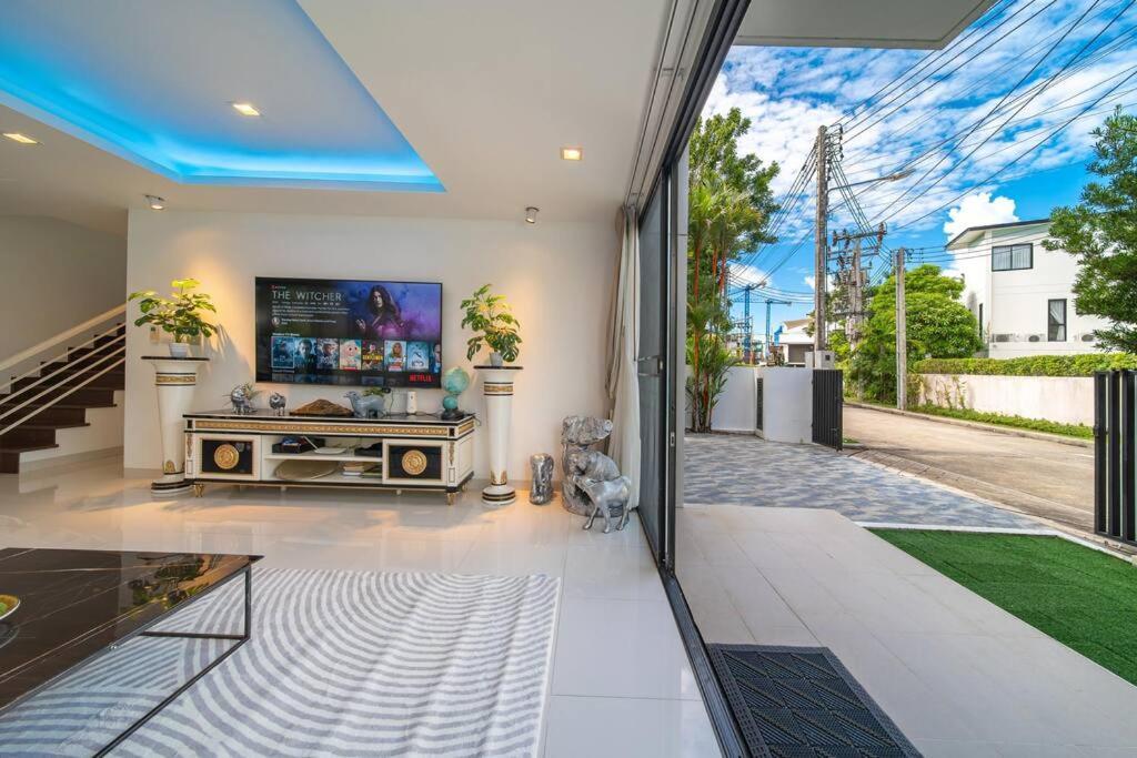 Luxury 5br Rooftop Pool *