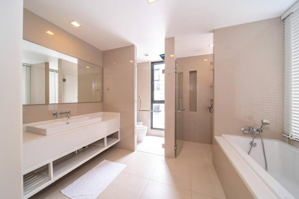 Luxury 5br Rooftop Pool Villa Thalang