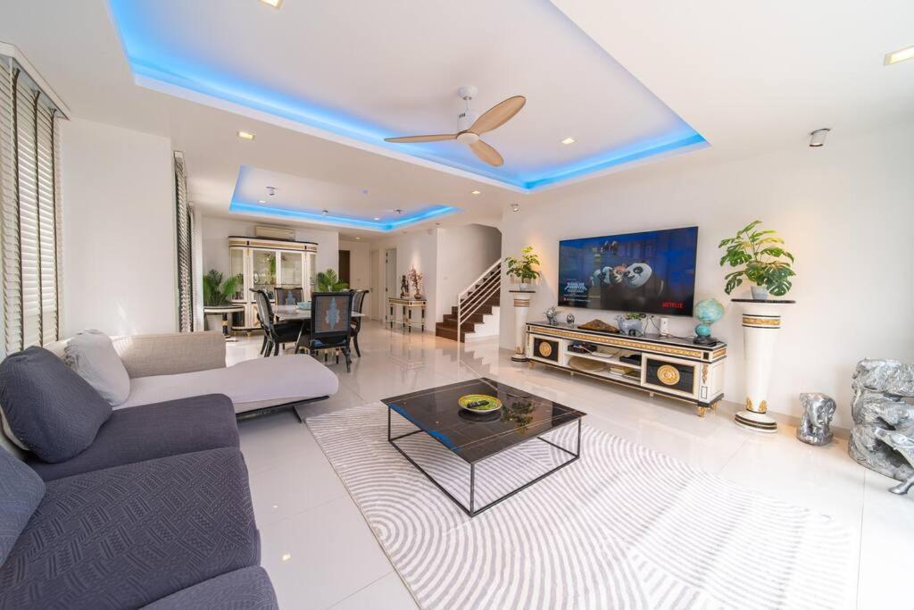 Luxury 5br Rooftop Pool Villa