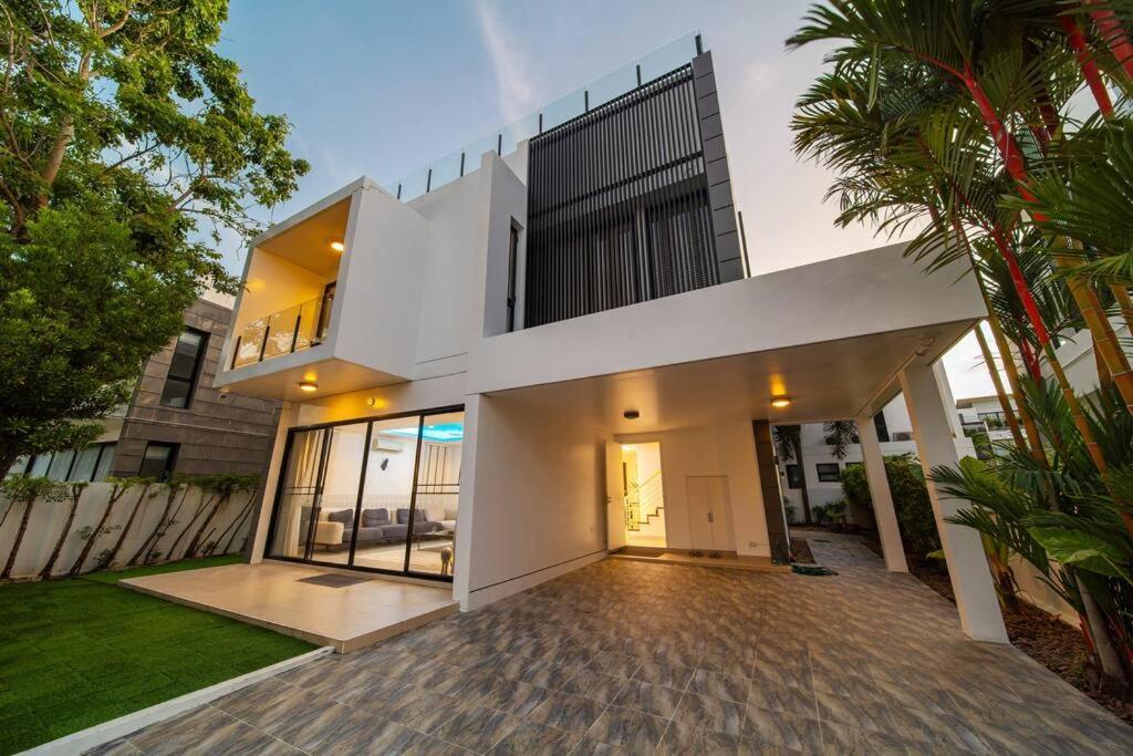 Luxury 5br Rooftop Pool Villa