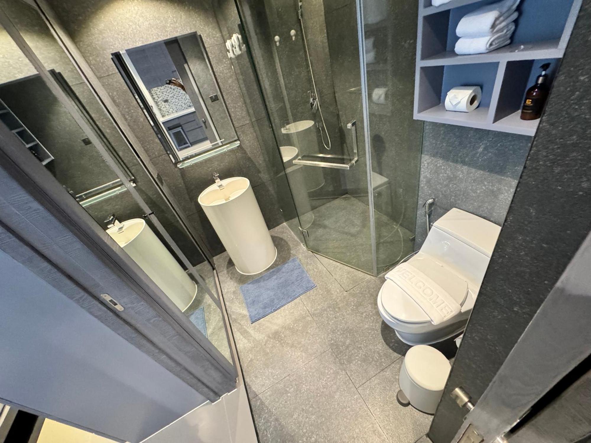 Apartment 1bdr Roof Pool 500m To Great Gym Parking
