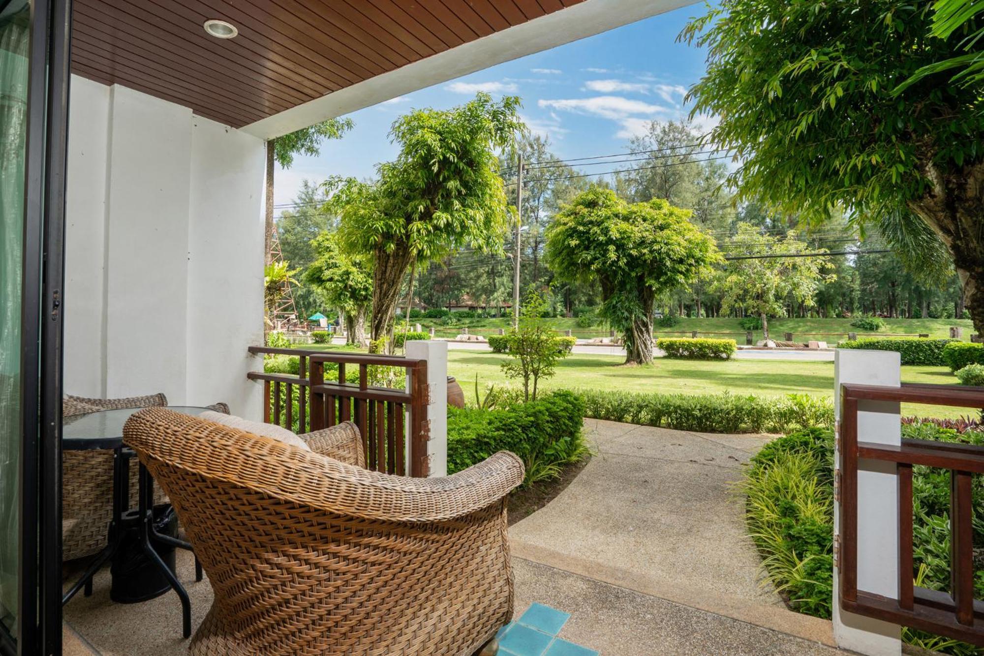 Beachside Apt. Short Walk To - 2br