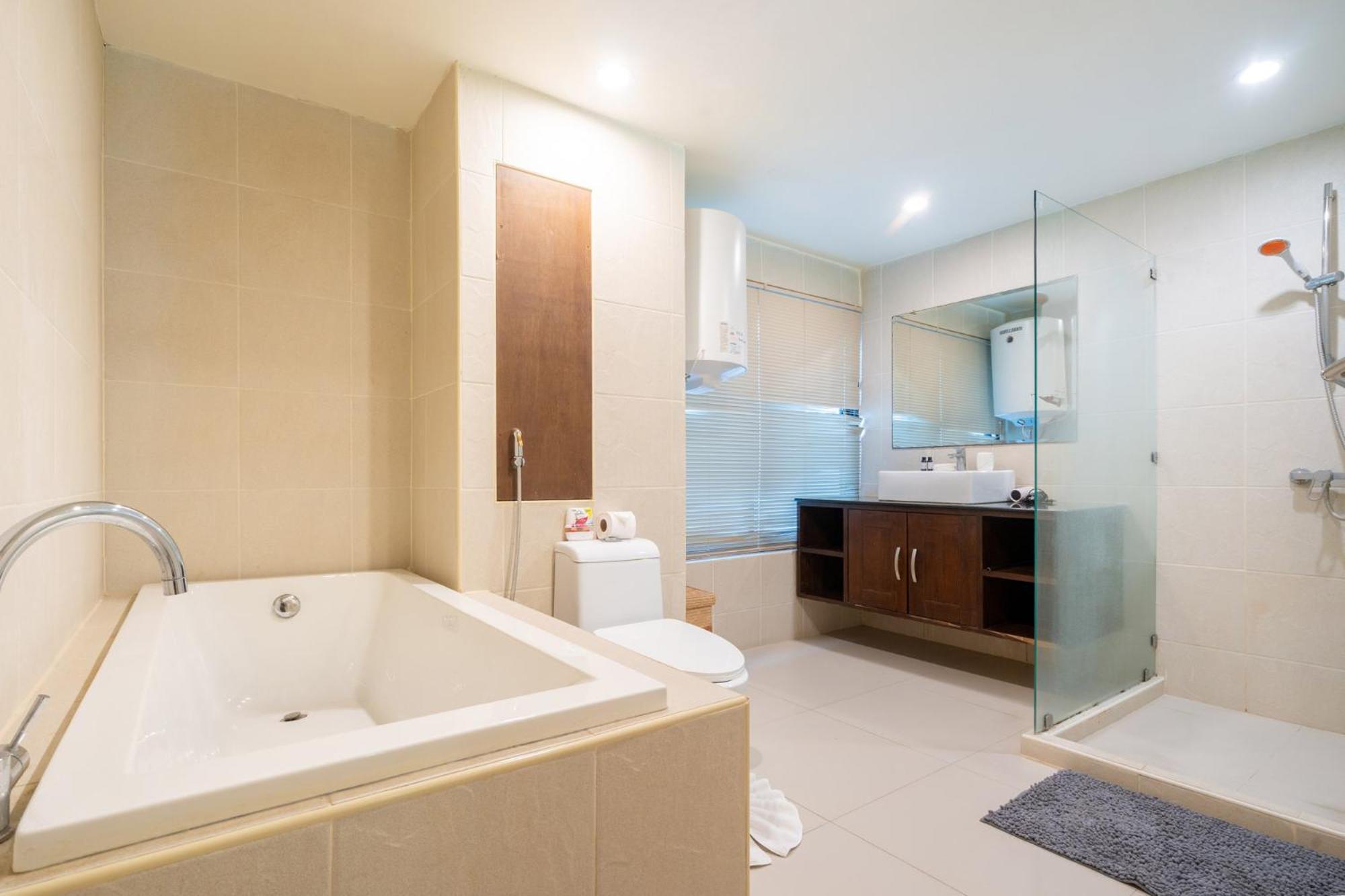 Beachside Apt. Short Walk To - 2br *