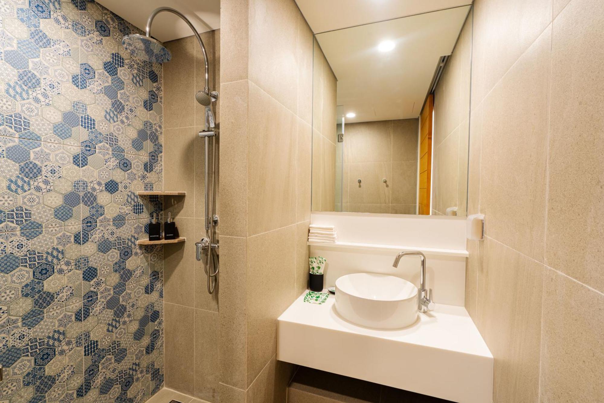 Spacious With Panoramic View In Laguna Apartment *