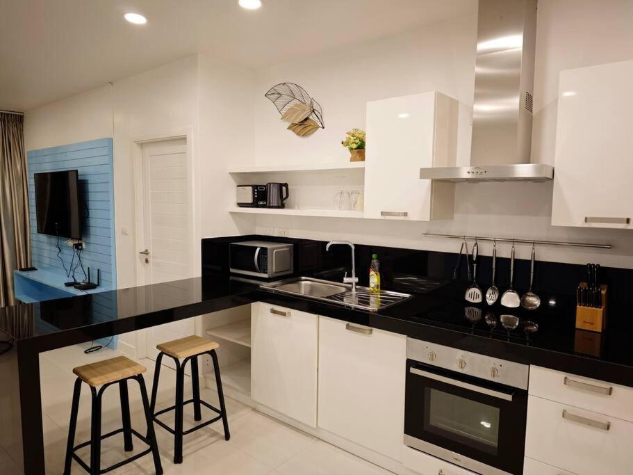 Karon Large 2 Bedrooms & Living Seaview *
