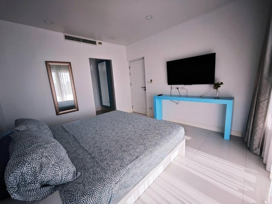 Karon Large 2 Bedrooms & Living Seaview