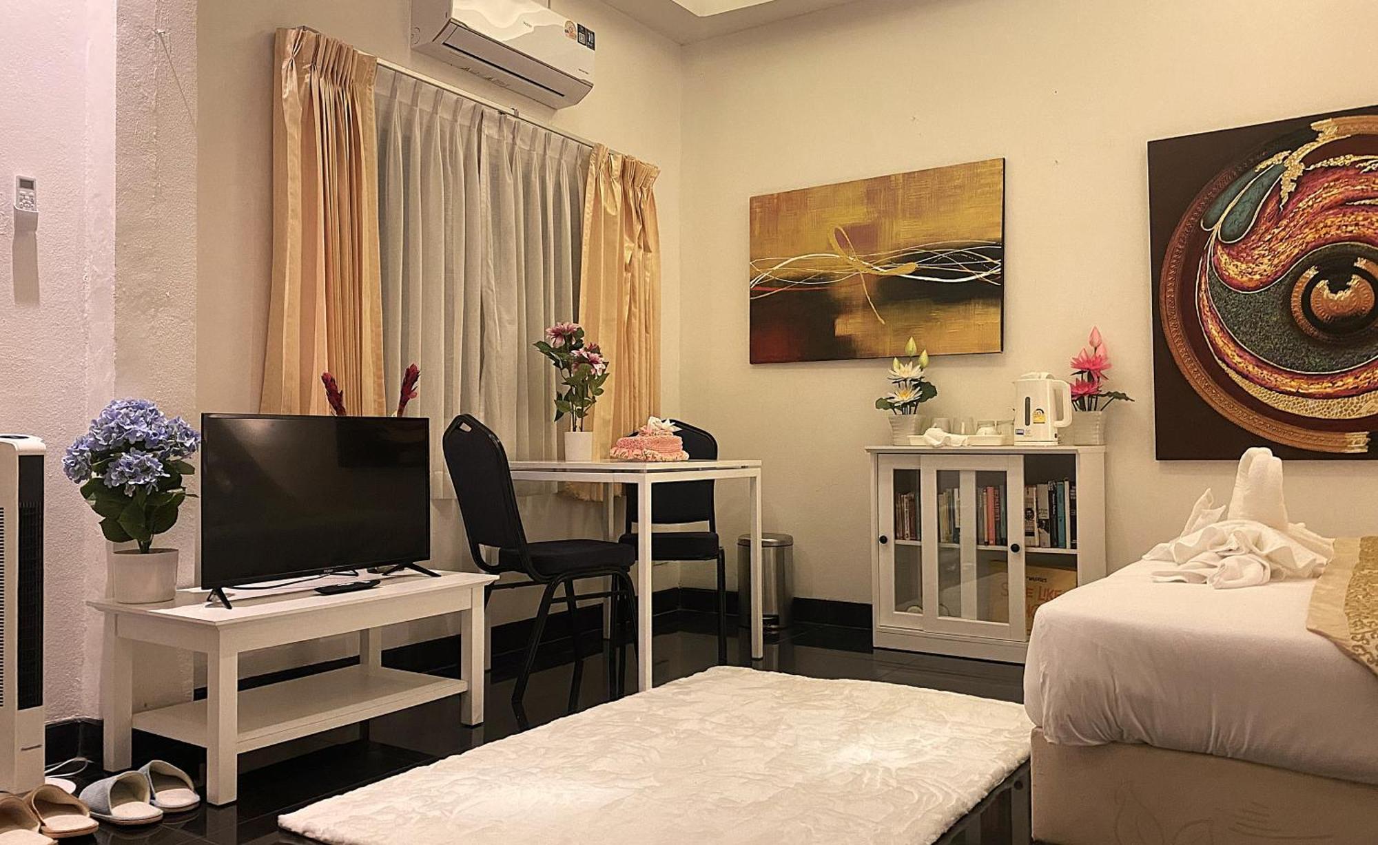 Villa Oasis & *