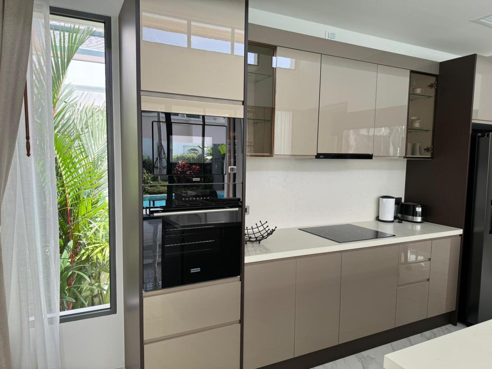 Luxury Breeze With Private Pool & Maid *