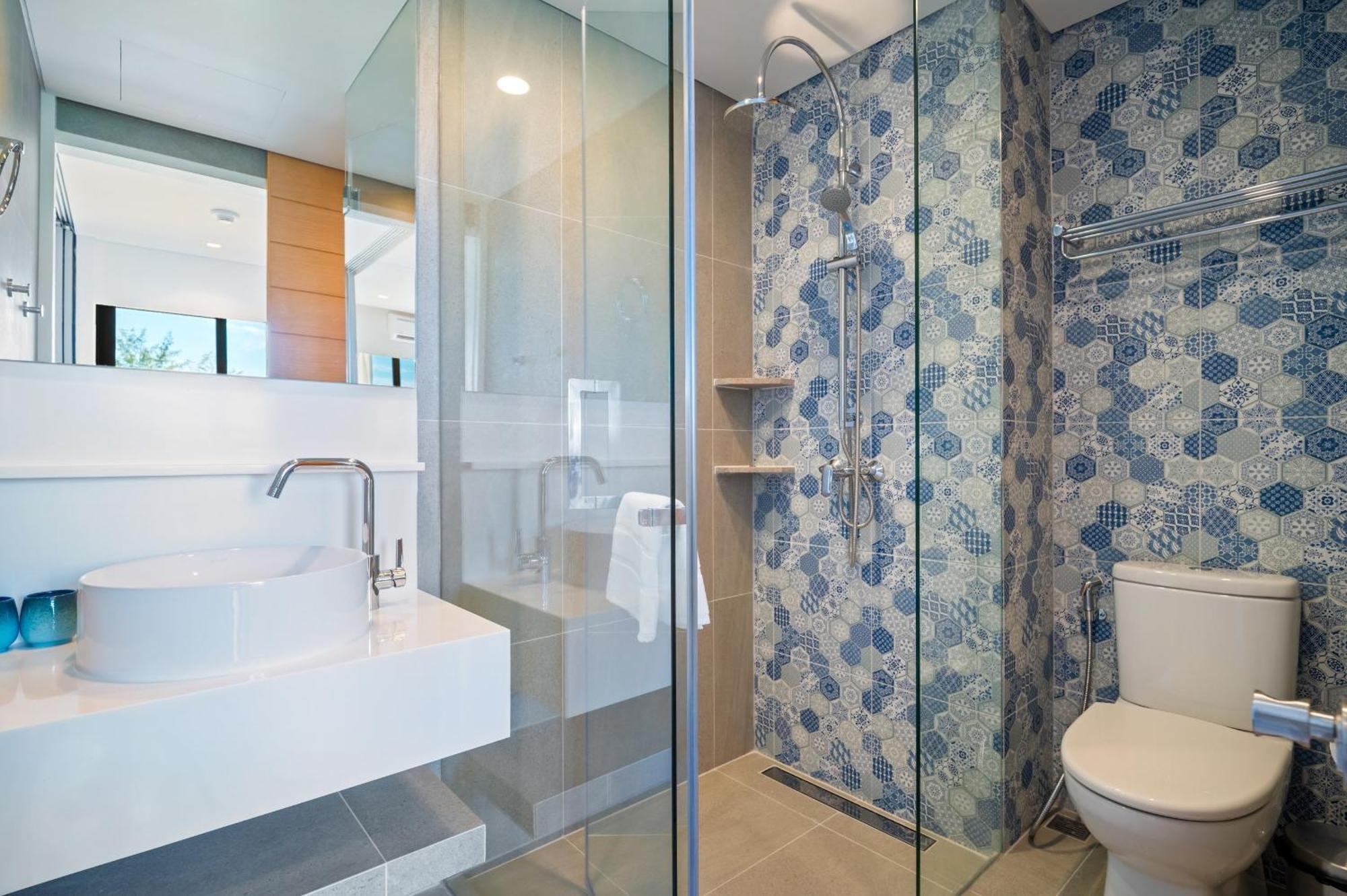 Laguna Lakeside Residences By Banyan Living *