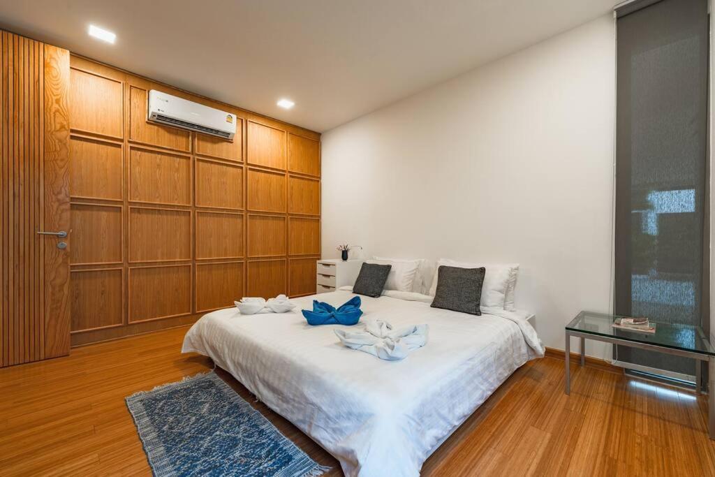 Premier Living In Prime Location V146 *