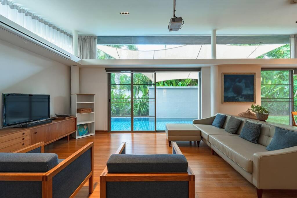 Premier Living In Prime Location V146 *