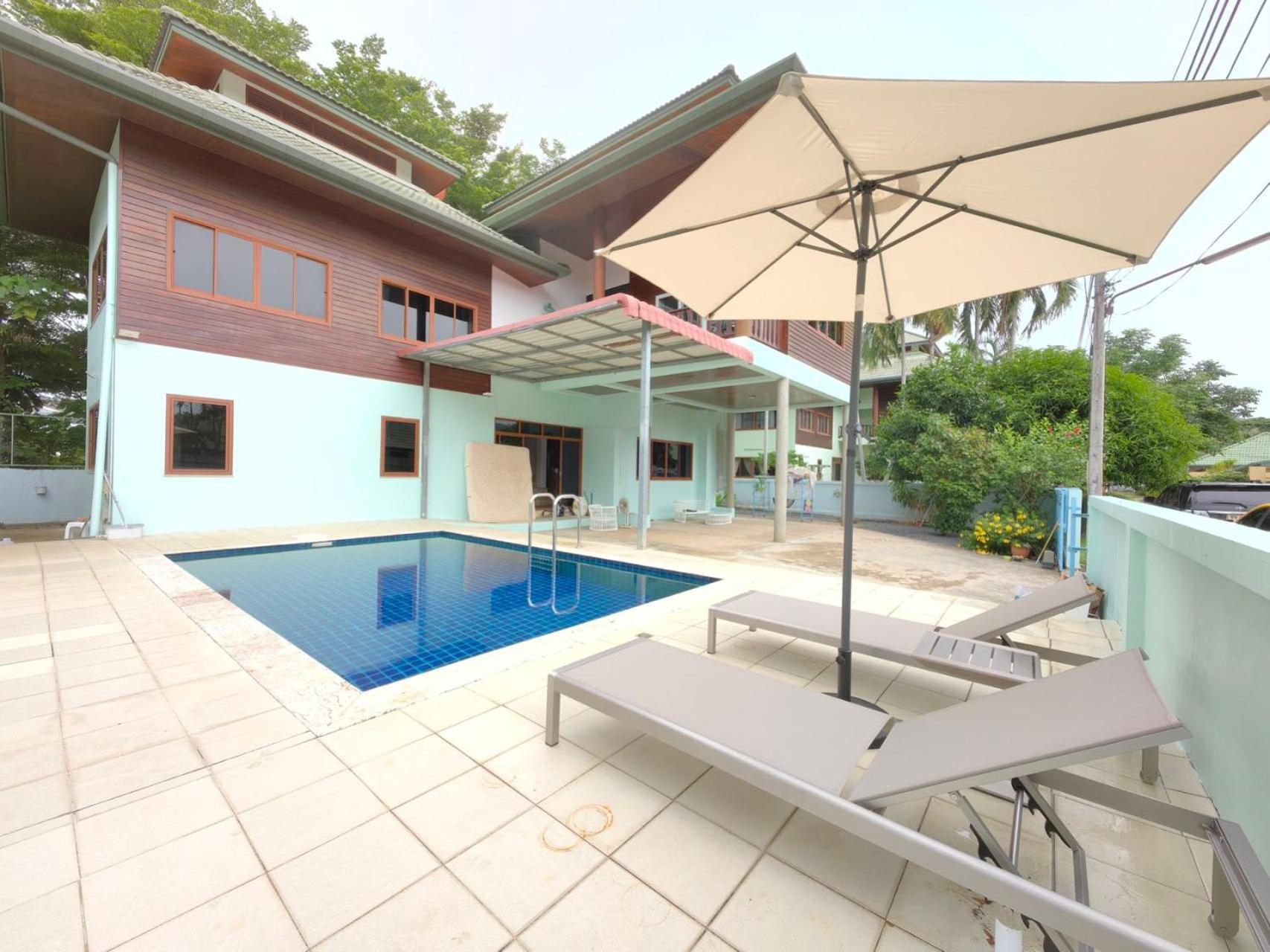 Villa Pool *