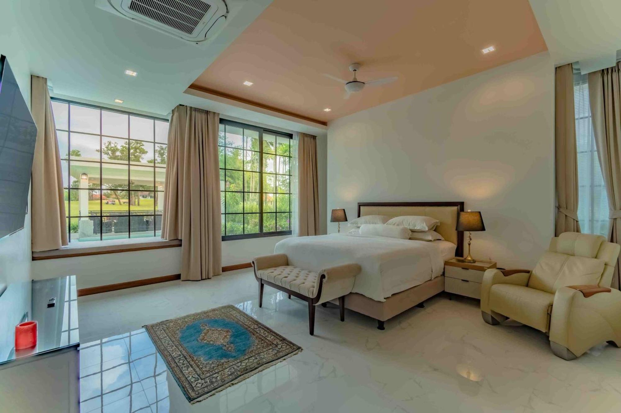 Viola 7 Bedroom, Fully Staffed, On The Golf Course Villa *