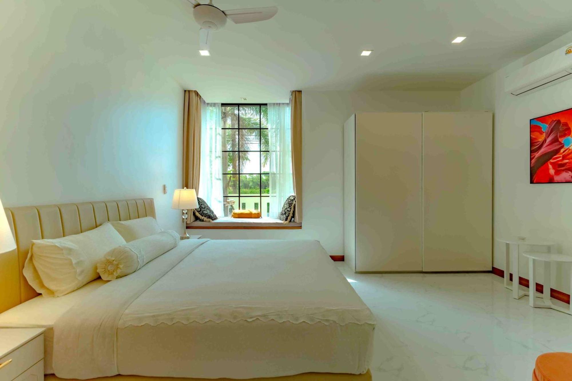 Viola 7 Bedroom, Fully Staffed, On The Golf Course Villa Thalang