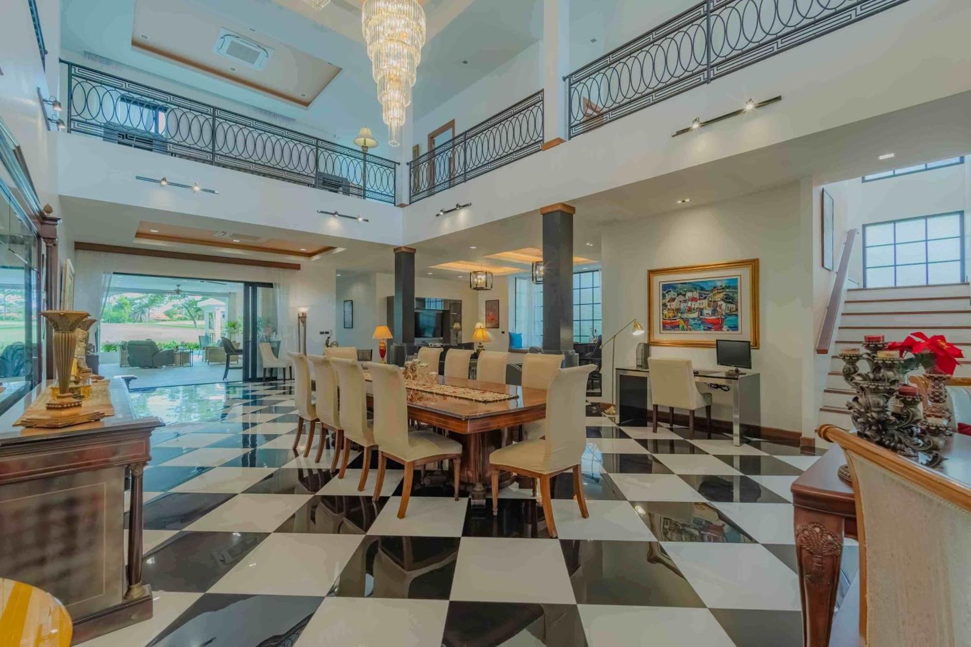 Viola 7 Bedroom, Fully Staffed, On The Golf Course Villa