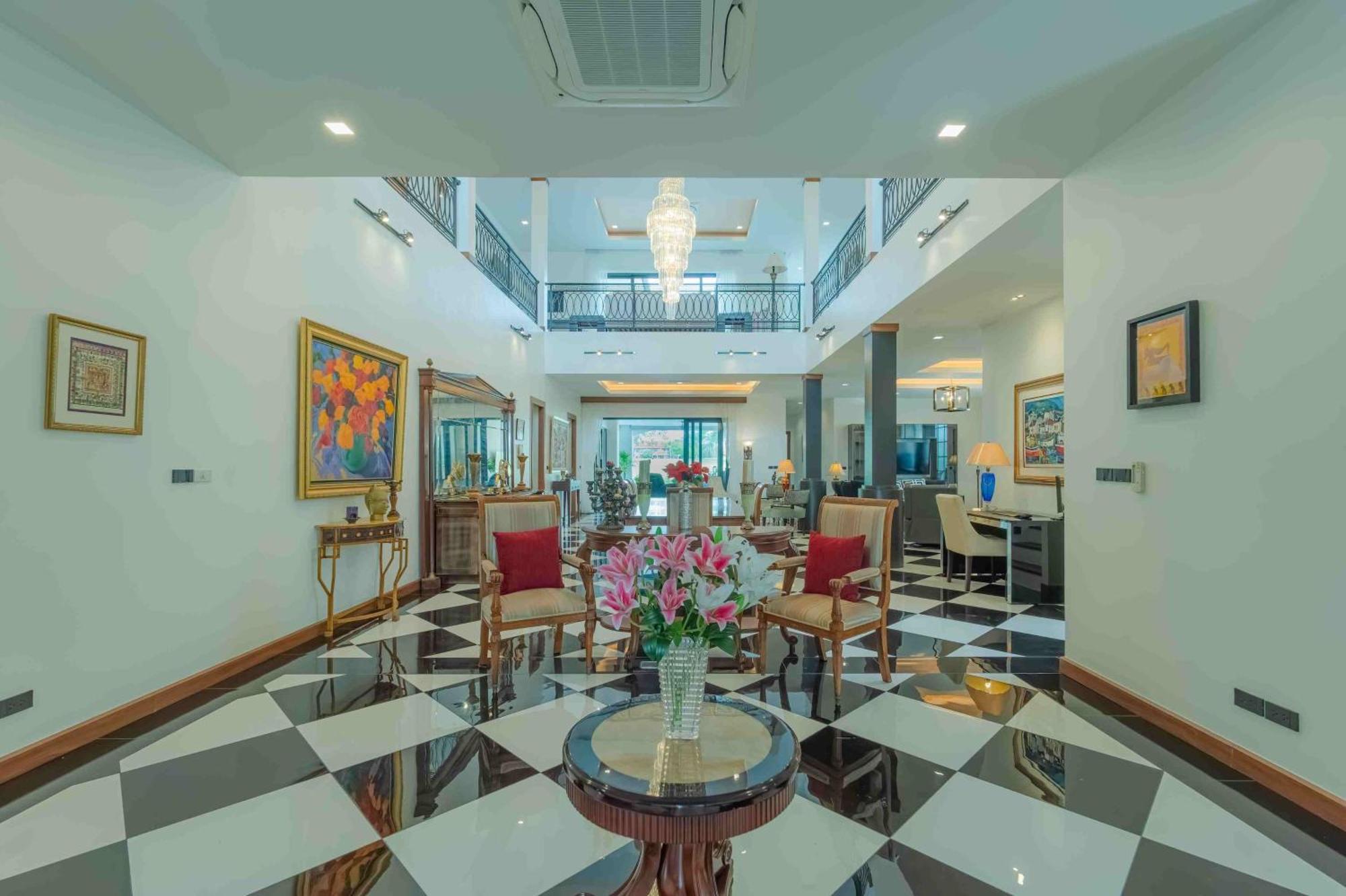 Villa Viola 7 Bedroom, Fully Staffed, On The Golf Course Thalang