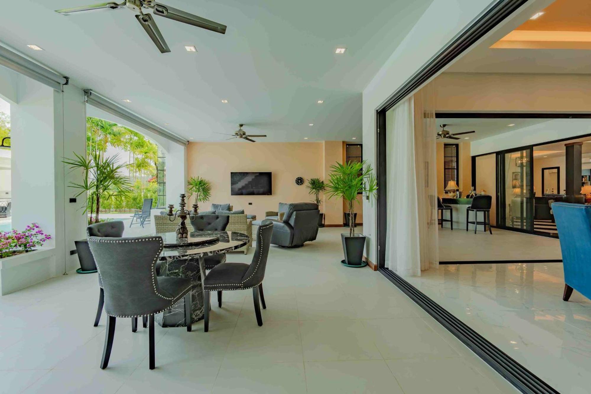 Viola 7 Bedroom, Fully Staffed, On The Golf Course Villa Thalang
