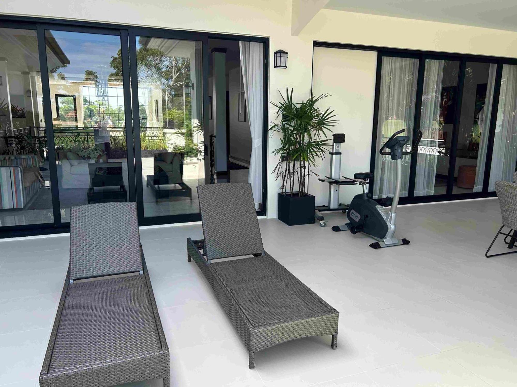 Viola 7 Bedroom, Fully Staffed, On The Golf Course *