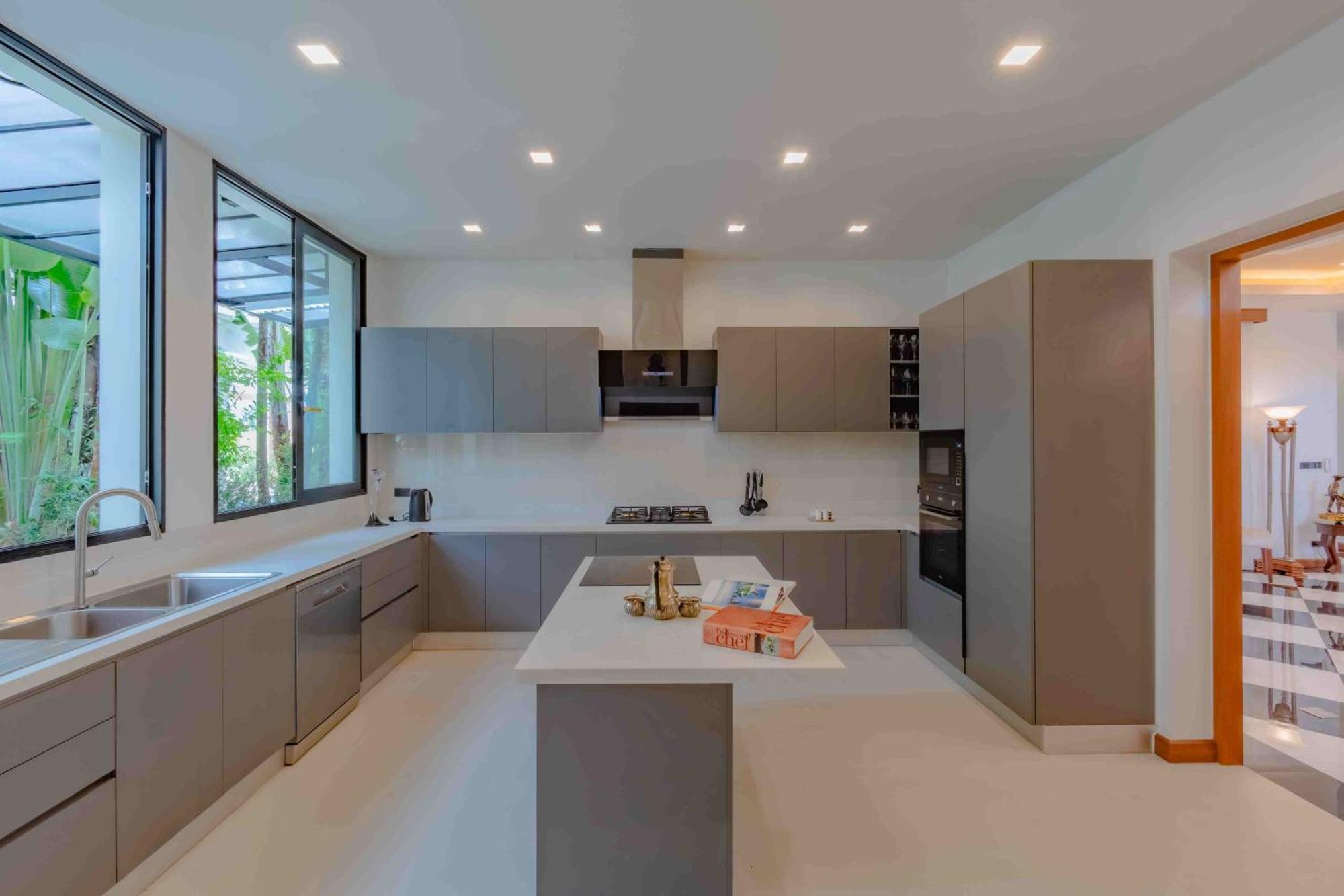 Viola 7 Bedroom, Fully Staffed, On The Golf Course Villa Thalang