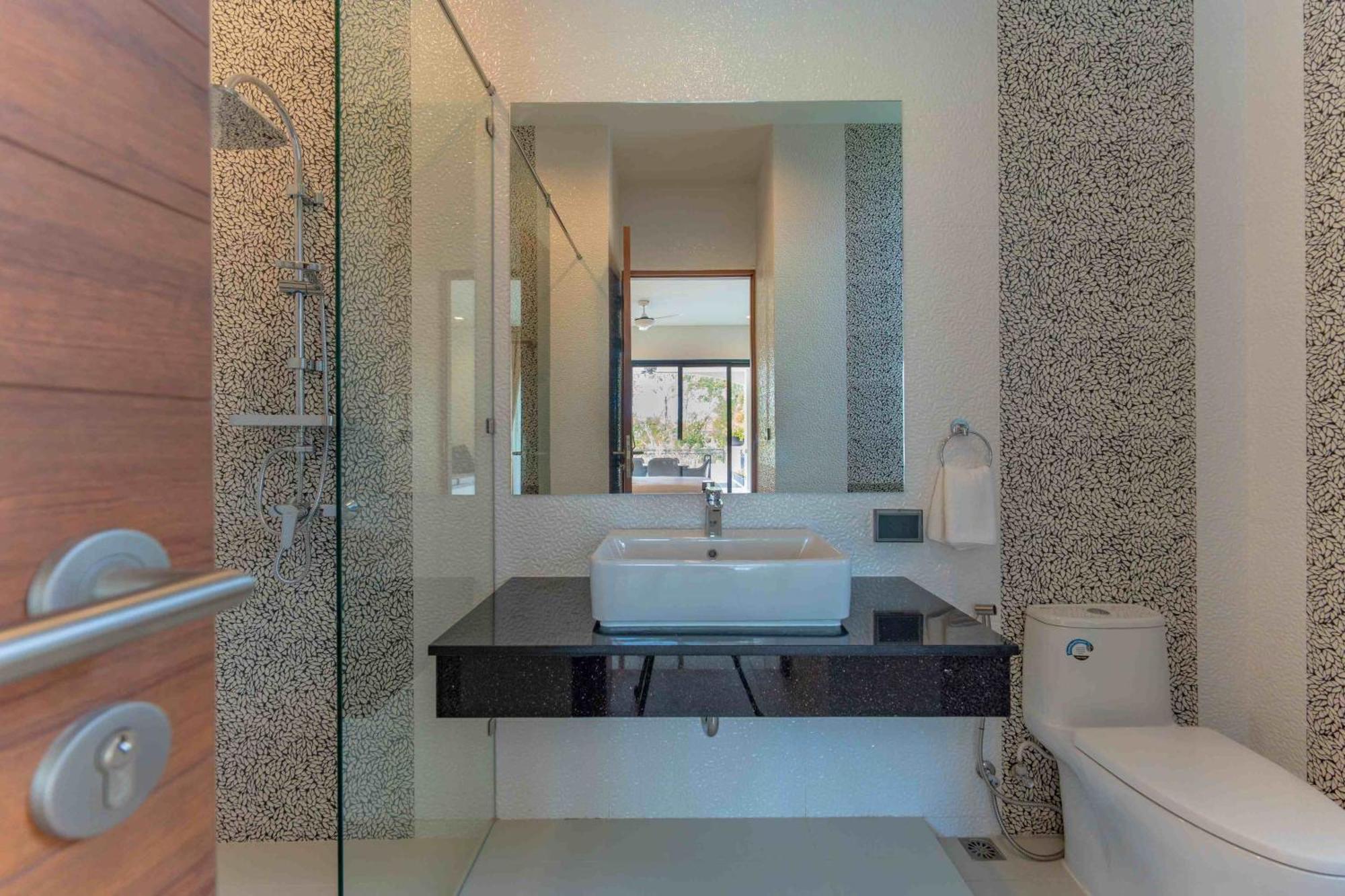 Villa Viola 7 Bedroom, Fully Staffed, On The Golf Course Thalang