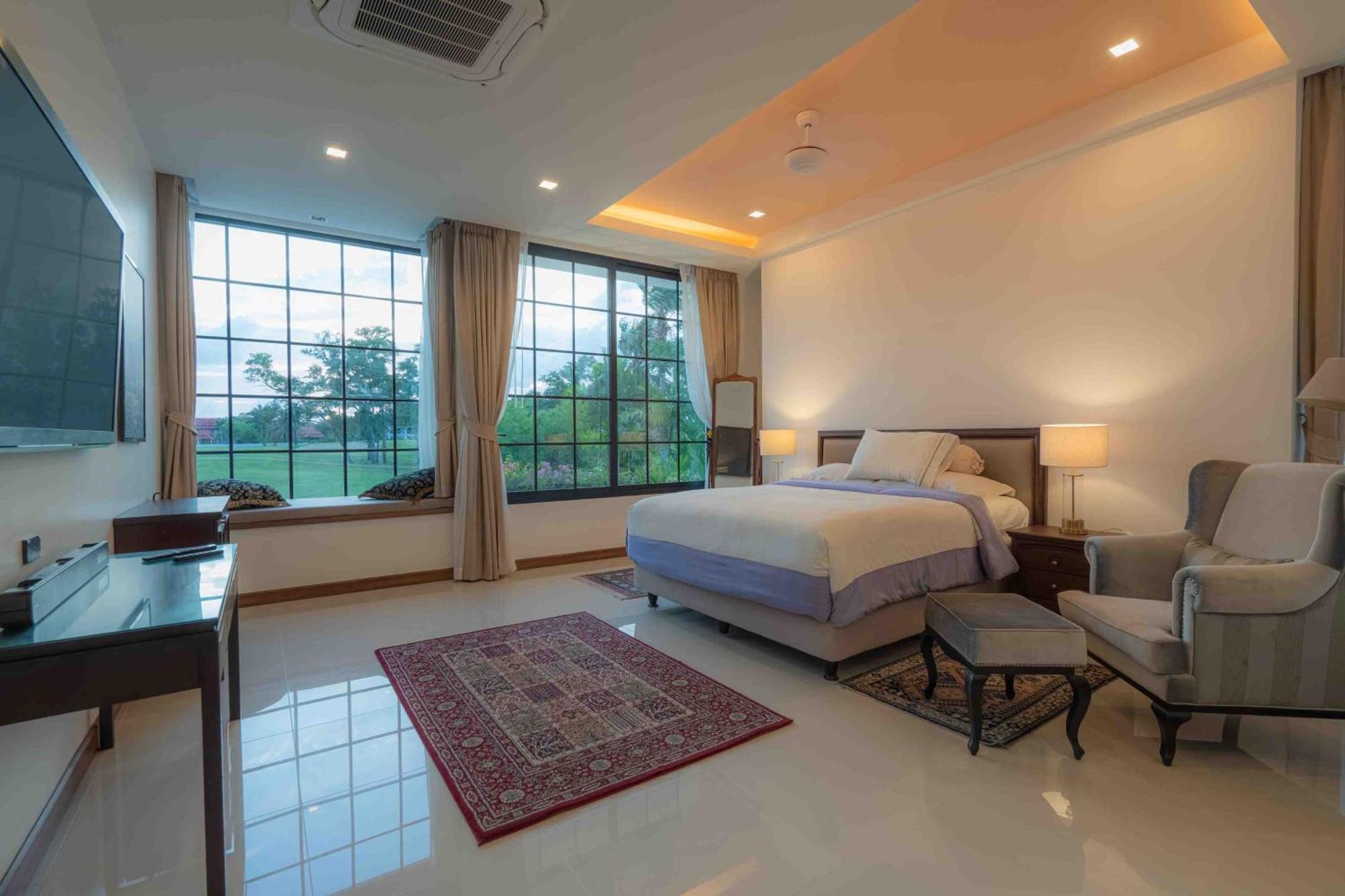 Viola 7 Bedroom, Fully Staffed, On The Golf Course