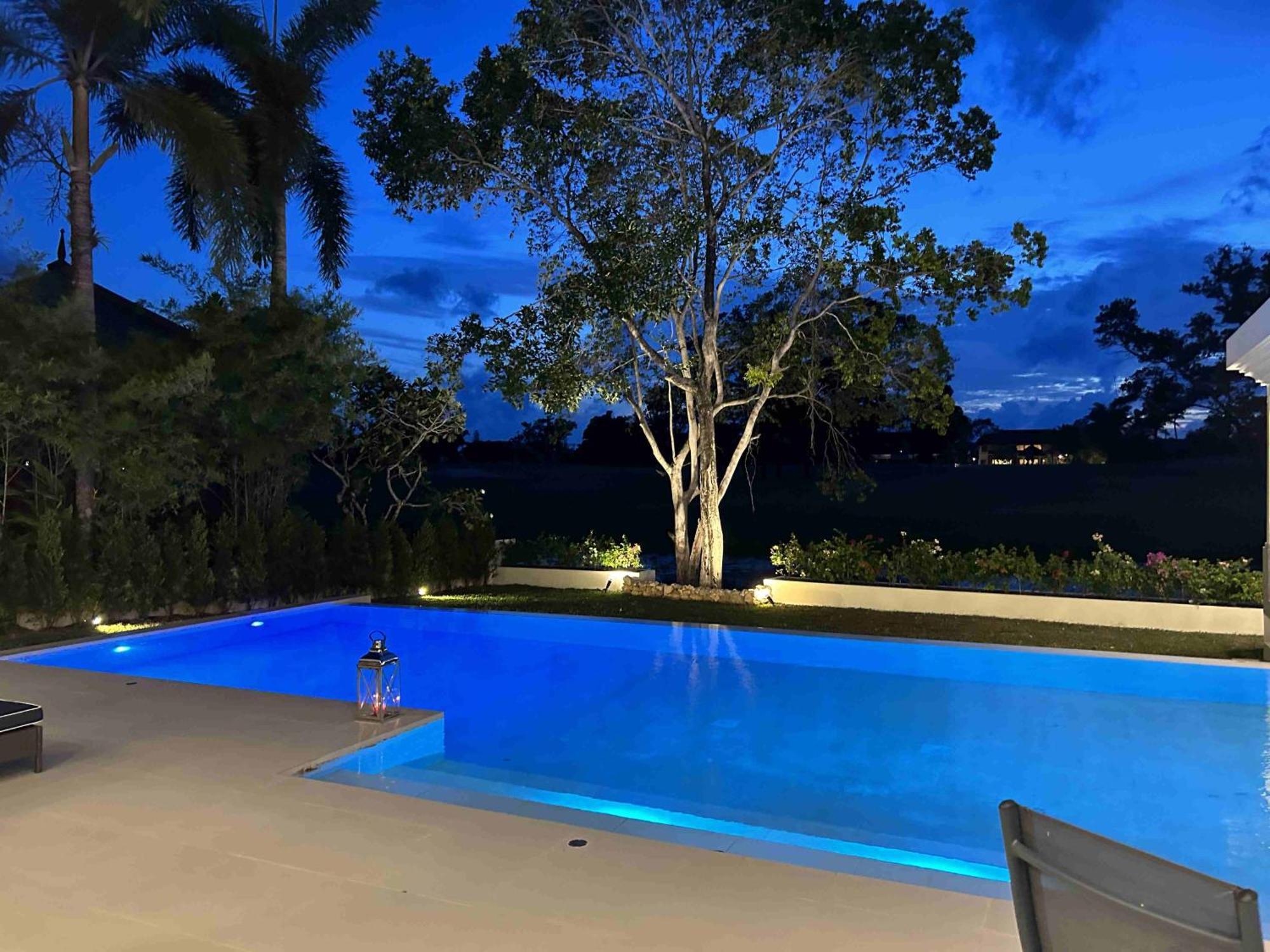 Viola 7 Bedroom, Fully Staffed, On The Golf Course Villa Thalang