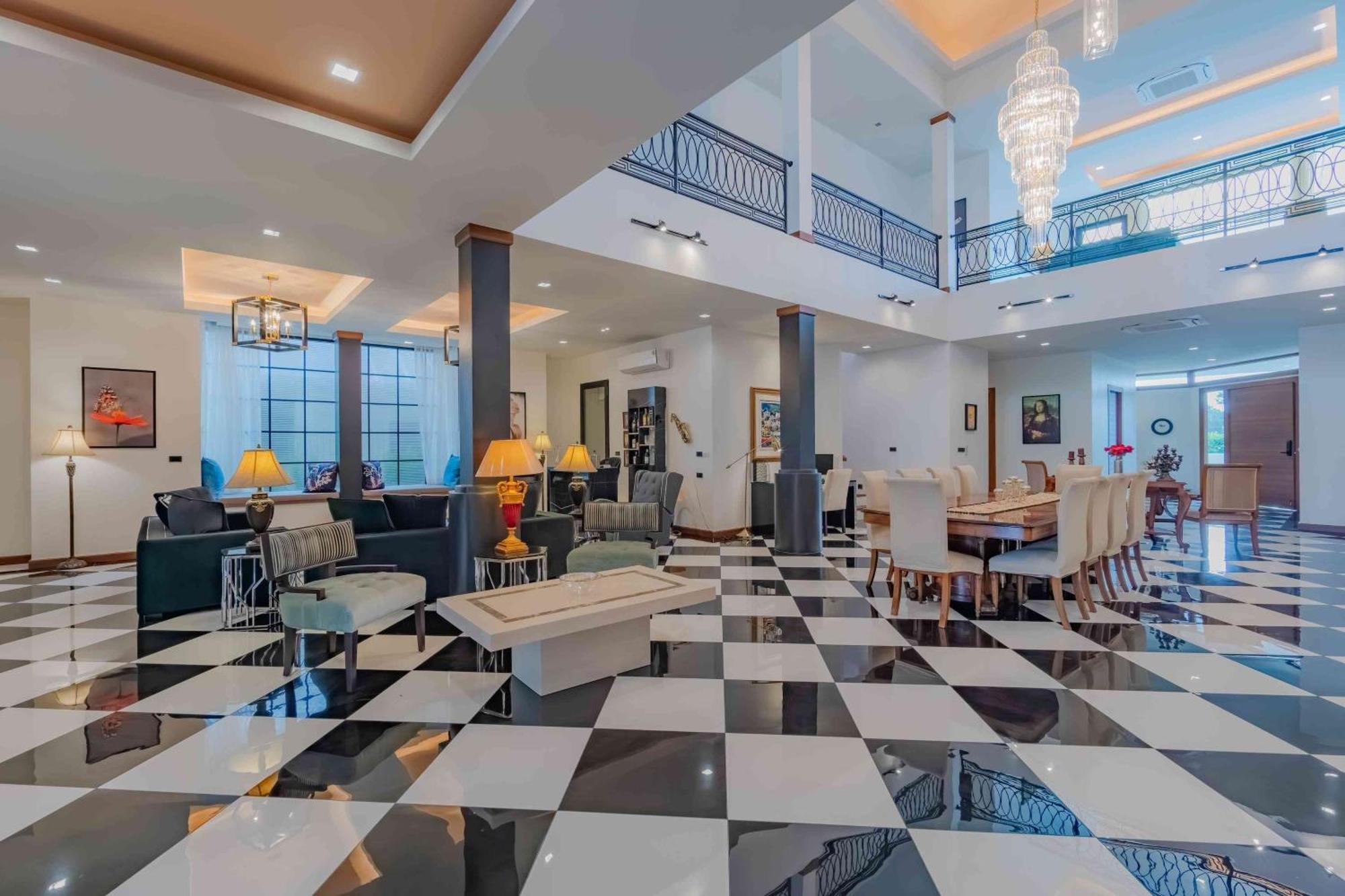 Villa Viola 7 Bedroom, Fully Staffed, On The Golf Course Thalang