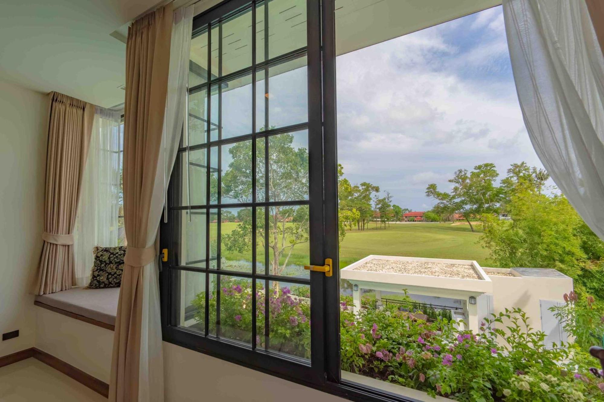 Viola 7 Bedroom, Fully Staffed, On The Golf Course * Thalang